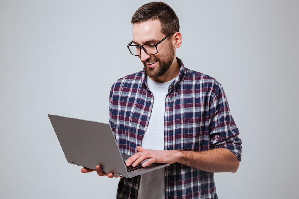 Desarrollador Web configurando wordpress en un laptop