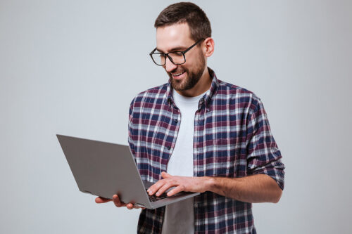 Desarrollador Web configurando wordpress en un laptop