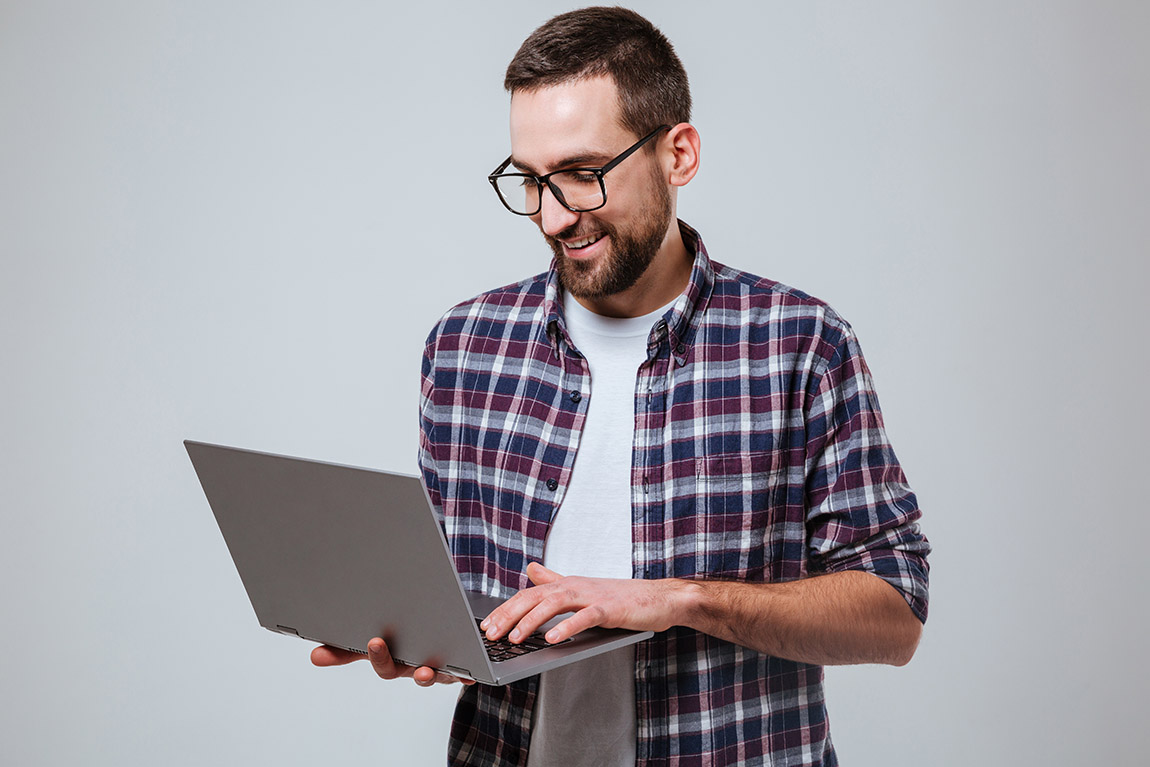 Desarrollador Web configurando wordpress en un laptop