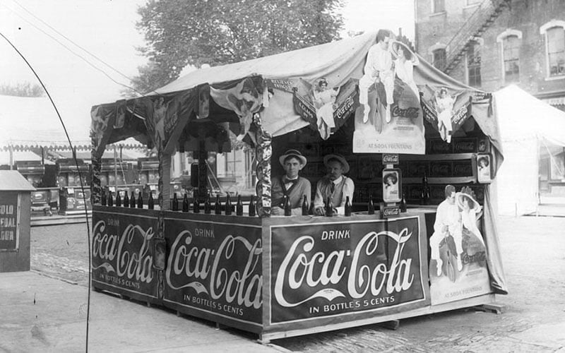 Descubre como el Logotipo de Coca Cola ha resistido la prueba del tiempo 3 Descubre como el Logotipo de Coca Cola ha resistido la prueba del tiempo 2