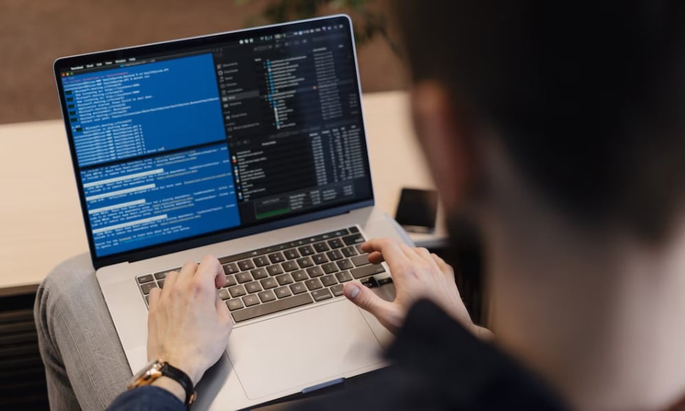 ¿Dónde estudiar Inteligencia Artificial en España? 2 Ingeniero programando una Inteligencia artificial en la computadora